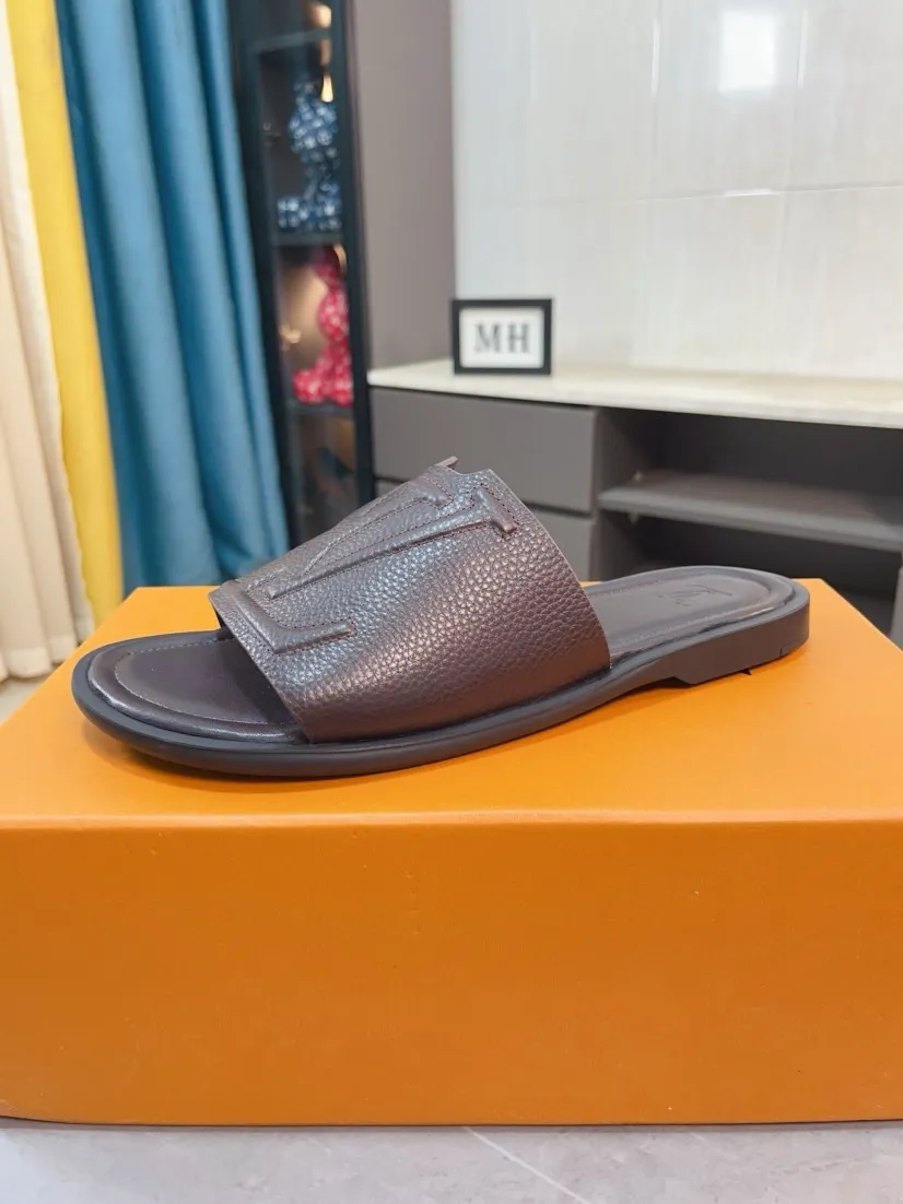 Men's shoes 💰340🌸🌸LV medium men's spring and summer slippers counter synchronization. The uppers are imported cowhide fabrics from Italy, logo graphics and high-quality craftsmanship. Soles: original soles specially provided by the original factory. Exclusive molded soles are super comfortable. Original factory single goods. 🔍🔍High quality. You can enter and exit the counter at will. Welcome to compare. Size 38-45